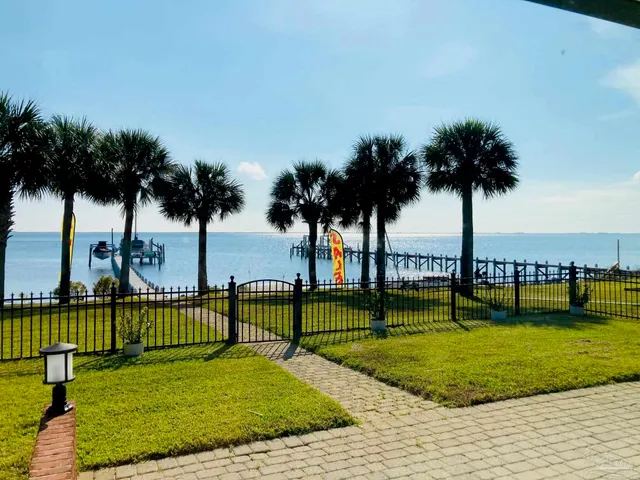 6735 Tidewater Dr, Navarre FL 32566 exterior