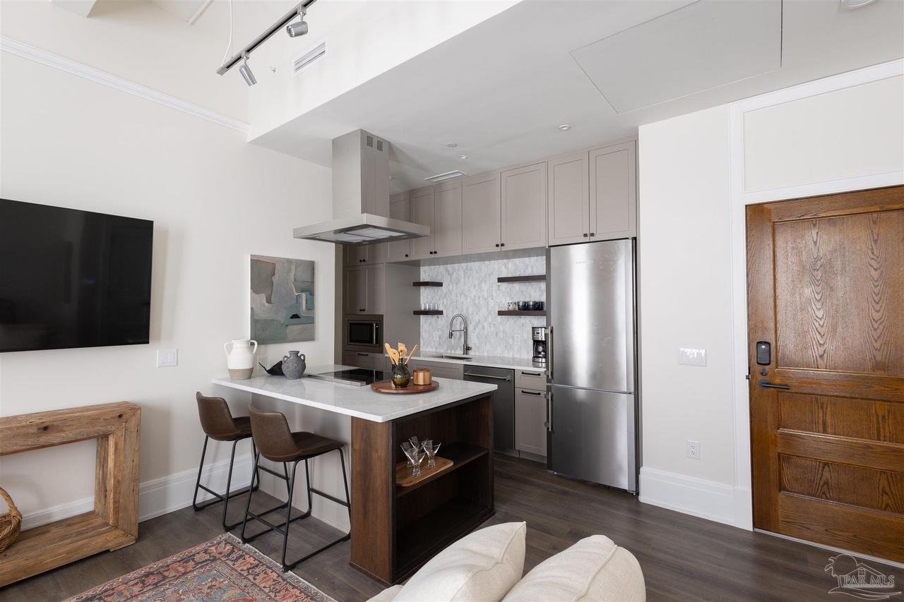 17 Palafox Pl # 304