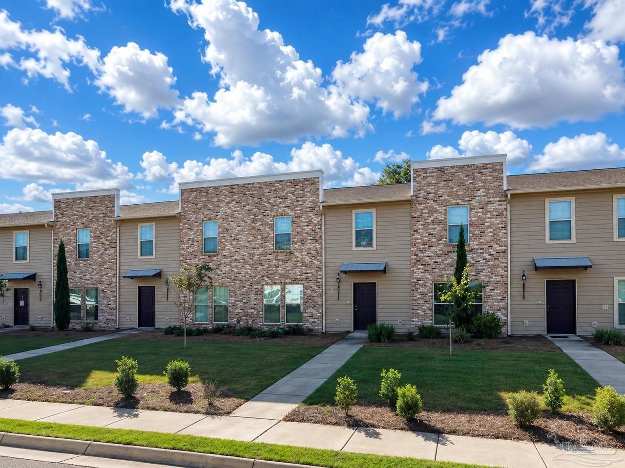 4371 Village Oak Ln