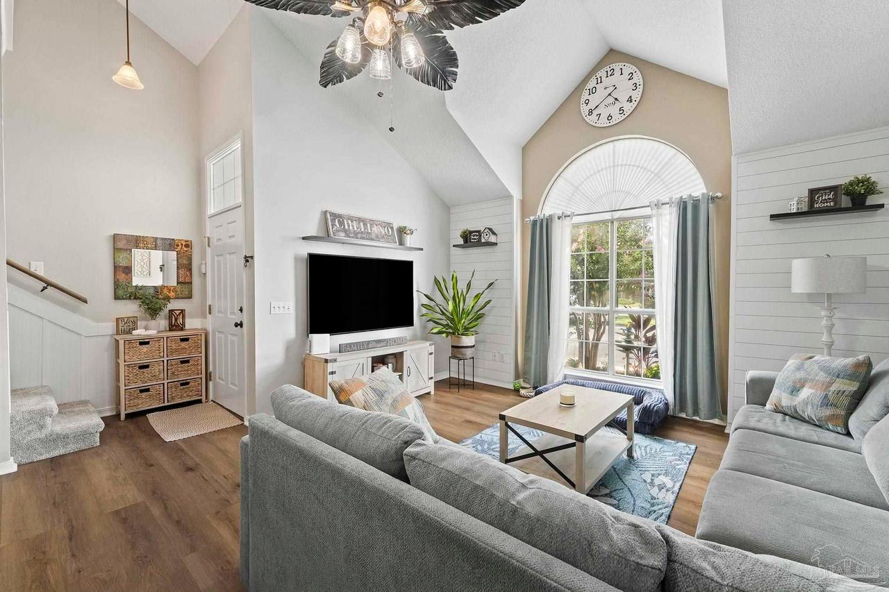 1364 Redwood Ln