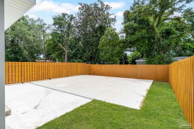 2805 V St property photo