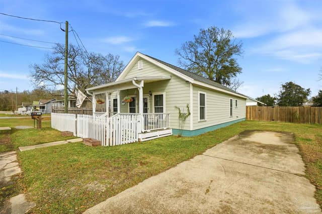 402 Front St property photo