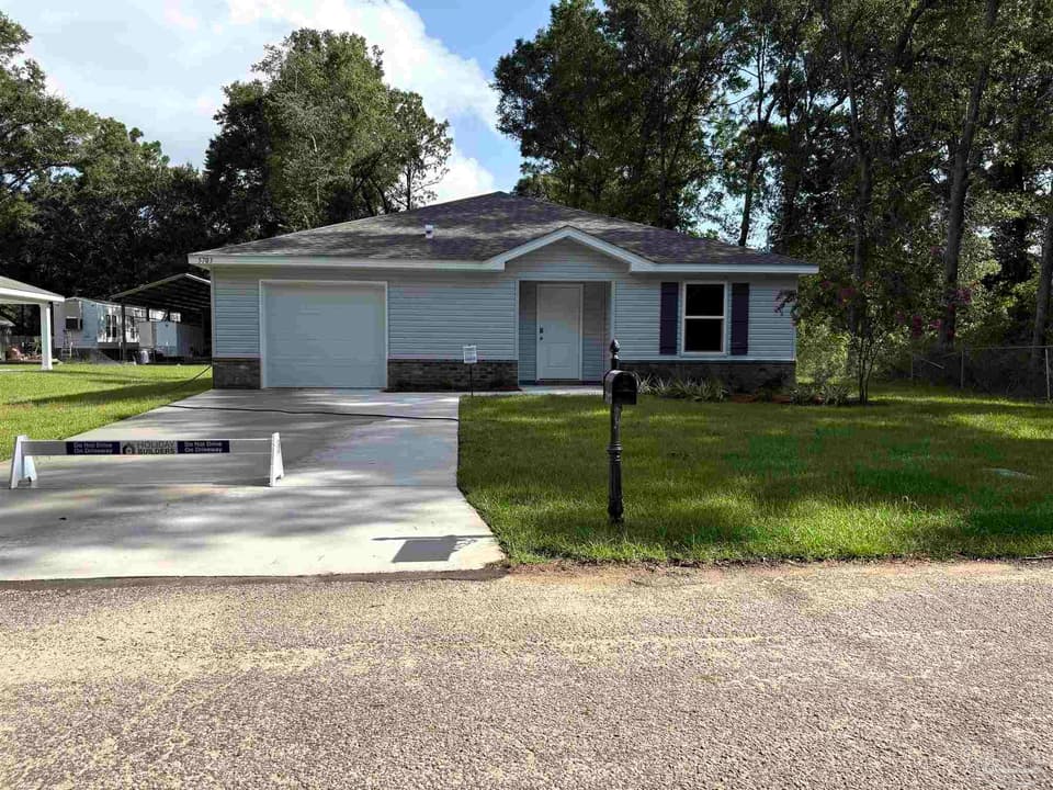 5703 Meadow Rd, Milton FL 32583 photo 1