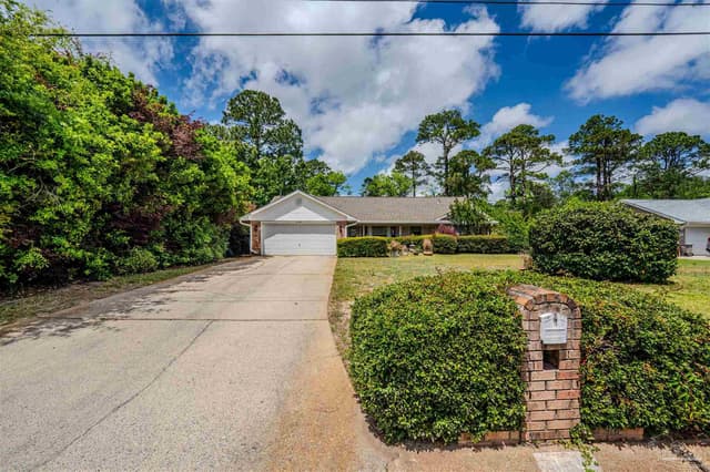 8126 Sedgefield Dr, Pensacola FL 32507 photo 2