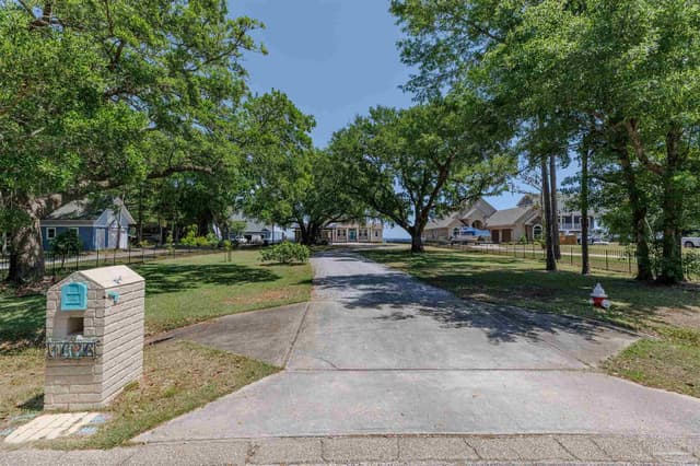 1636 Moonraker Dr, Milton FL 32583 photo 2