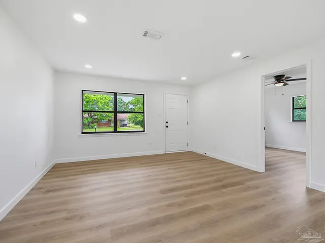 125 Madrid Rd property photo