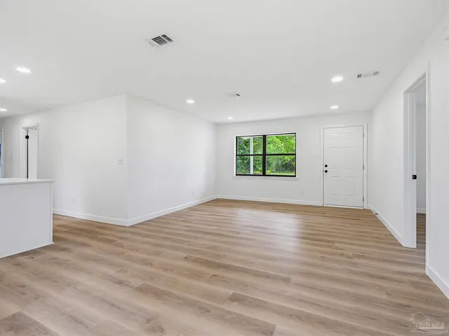 125 Madrid Rd property photo