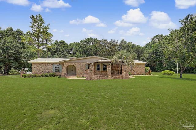 5580 Woodridge Dr, Milton FL 32570 exterior