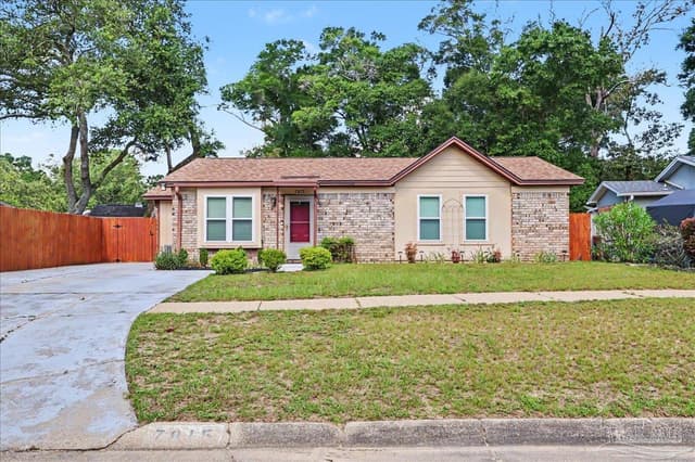 7815 Oak Forest Pl property photo