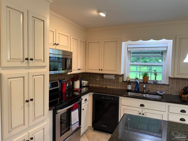 154 Perry Ln, Atmore AL 36502 photo 14