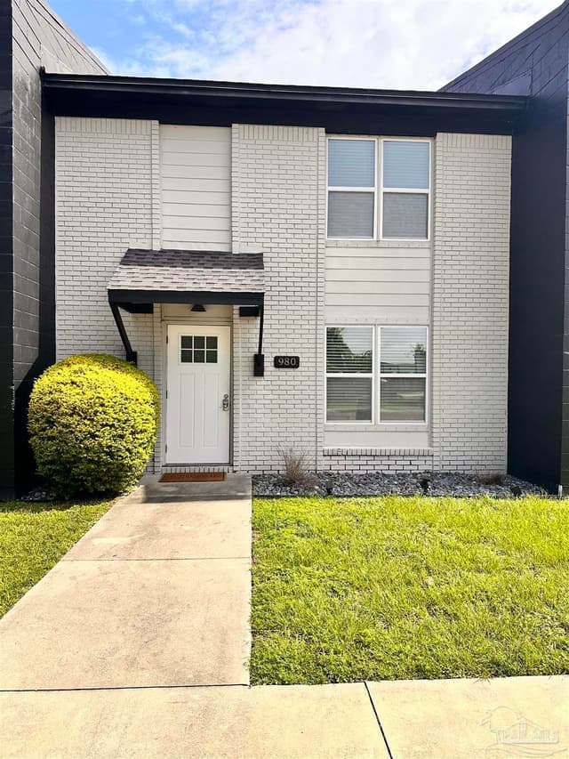 980 Zarragossa St, Pensacola FL 32502 exterior