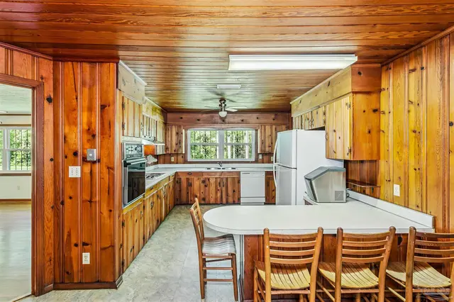7621 Lodge Dr property photo