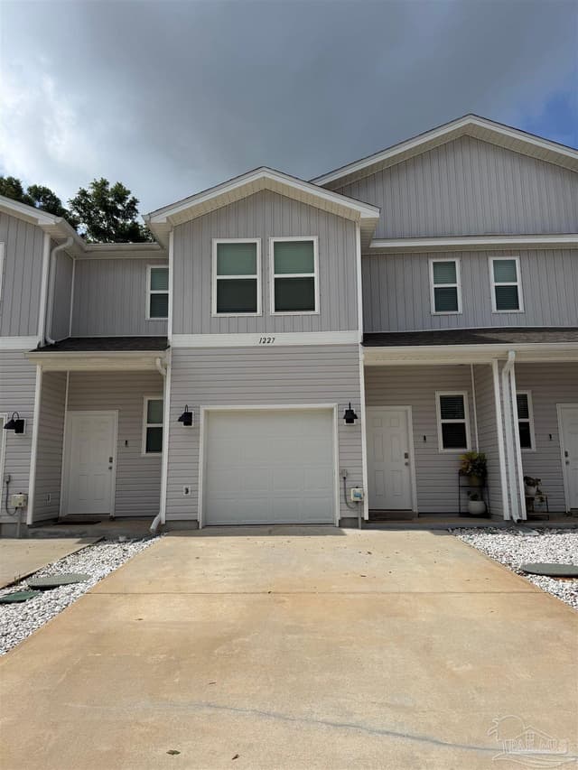 1227 Fairchild Village Dr, Pensacola FL 32504 exterior