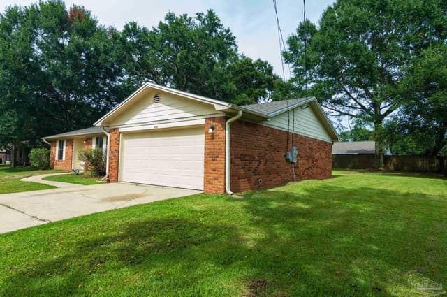 3908 Deerwood Cir property photo