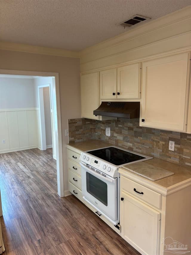 3111 Leesburg Sq, Pensacola FL 32504 photo 9