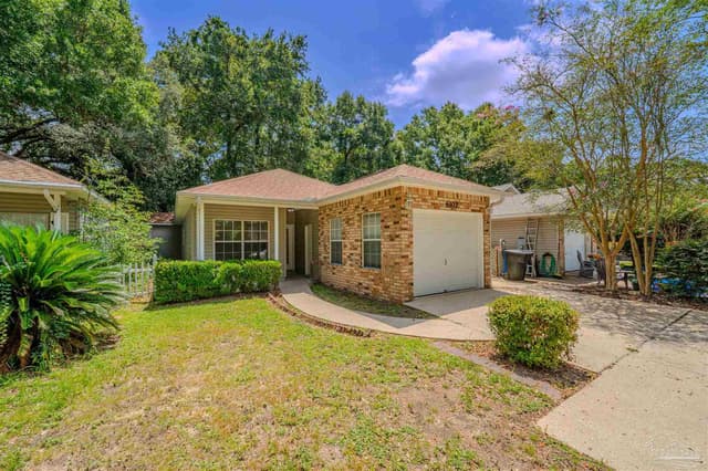 6102 The Oaks Ln, Pensacola FL 32504 exterior