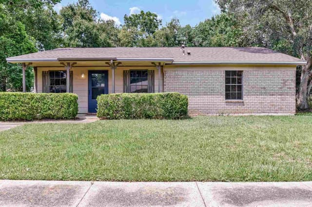 7952 Dartmoor Cir, Pensacola FL 32514 exterior