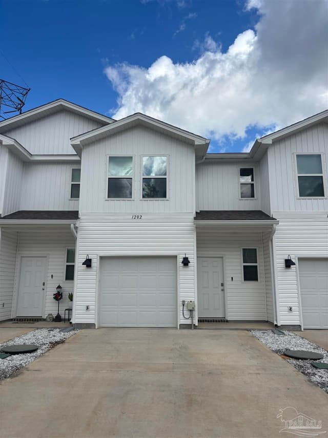 1202 Fairchild Village Dr, Pensacola FL 32504 exterior