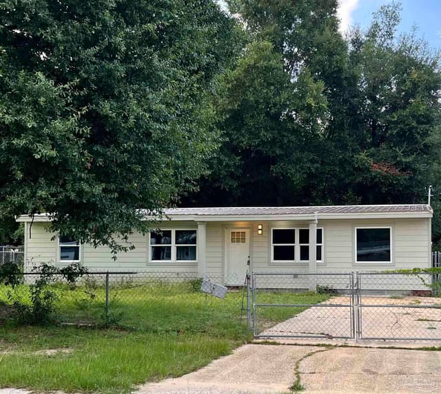 6466 Skyline Dr, Milton FL 32570 exterior