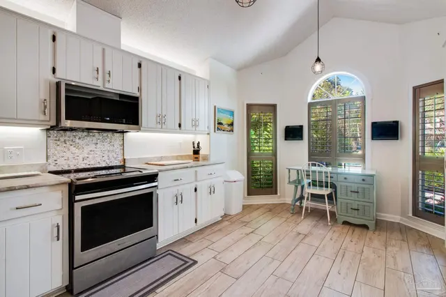 1674 College Pkwy property photo