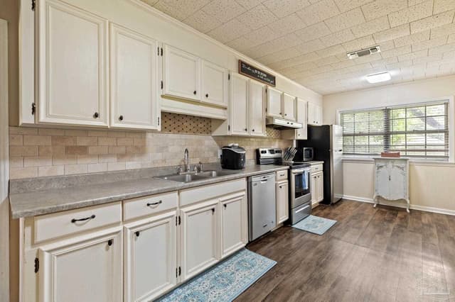 910 E Horner St, Atmore AL 36502 photo 4