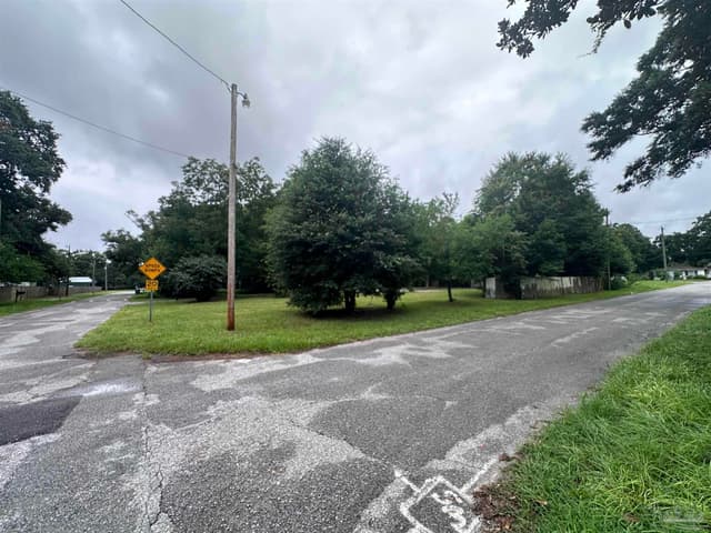 202 Yoakum Ct, Pensacola FL 32505 photo 3